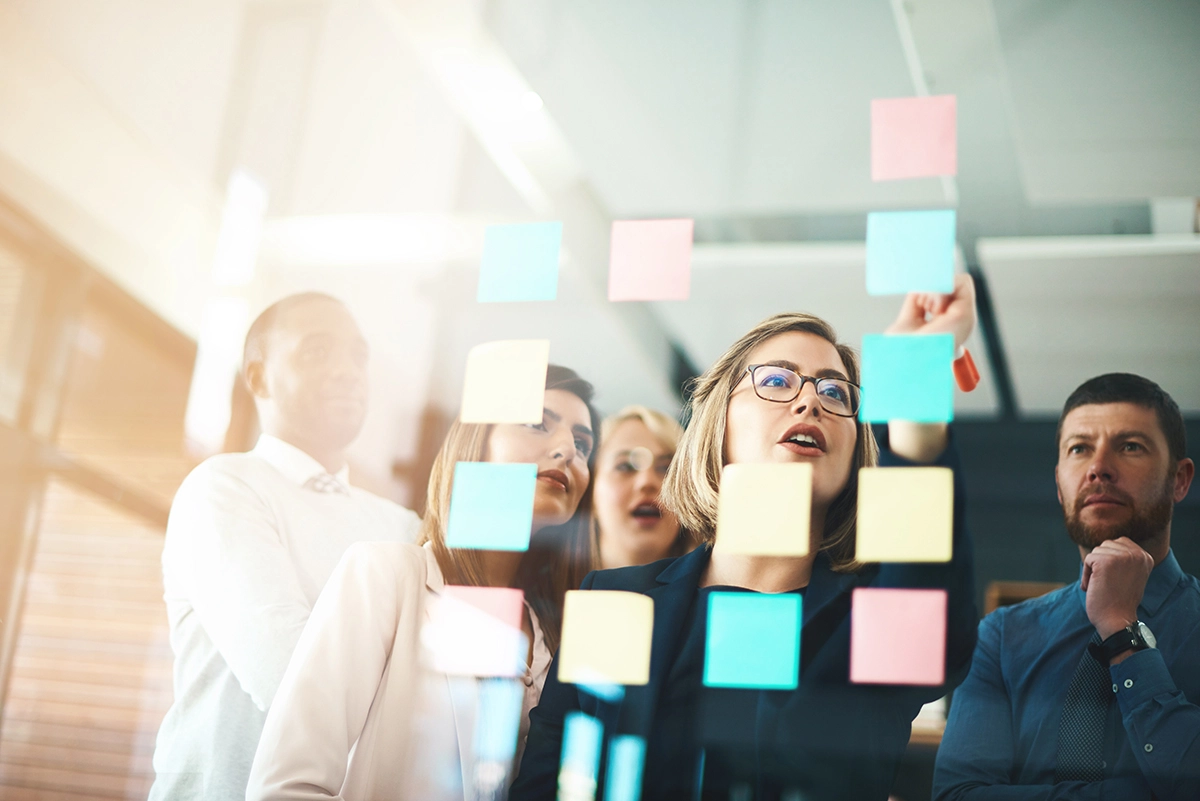 people brainstorming with post-it notes